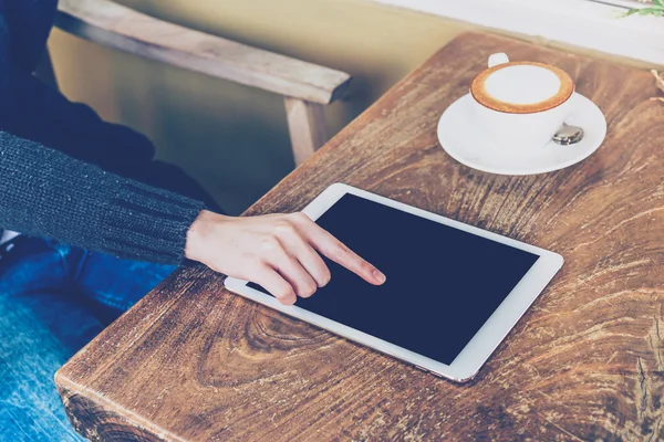 Mulher usando tablet no café com tom vintage . — Fotografia de Stock