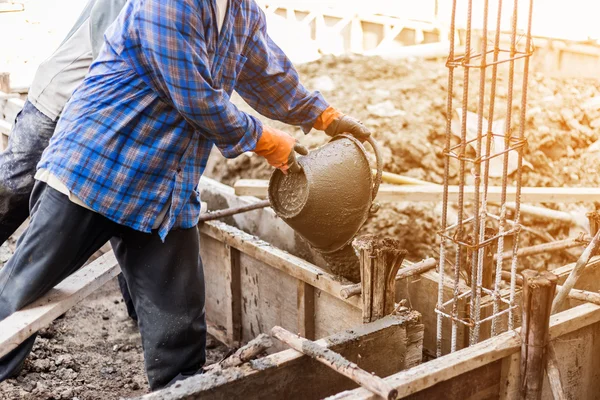 Trabajador mezclando cemento mortero yeso para la construcción con vintag — Foto de Stock