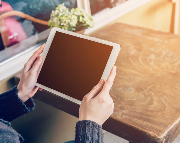 Mulher asiática usando computador tablet no café com Vintage para — Fotografia de Stock