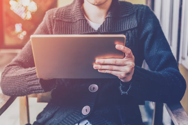 Asyalı kadın kahve dükkanı için Vintage ile tablet bilgisayar kullanarak