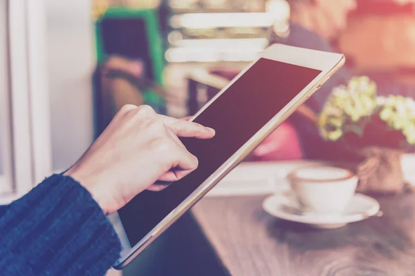 Asiatische Frau mit Tablet-Computer in Café mit Vintage zu — Stockfoto