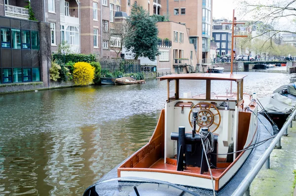 Лодка на Амстердамском канале — стоковое фото