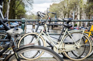 Köprüde Amsterdam'da Bisiklet