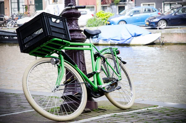 Зеленый велосипед в Амстердаме — стоковое фото