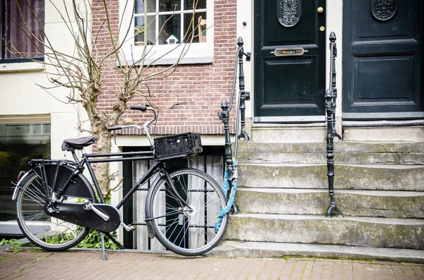 Амстердамский велосипед на улице — стоковое фото