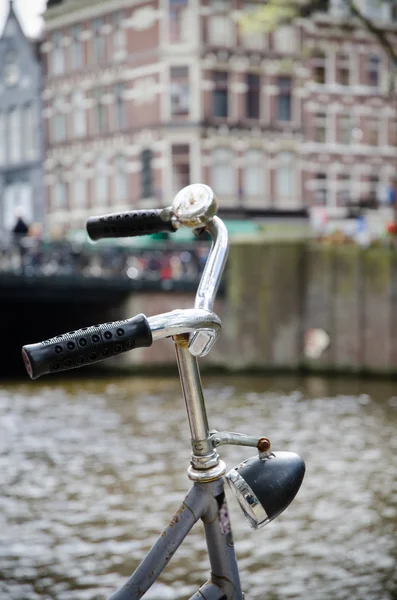 Bicicleta enferrujada em Amsterdam — Fotografia de Stock