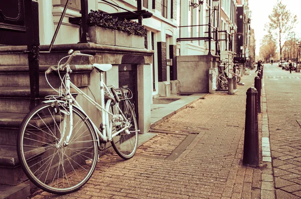 Винтажная улица с велосипедом в Амстердаме — стоковое фото
