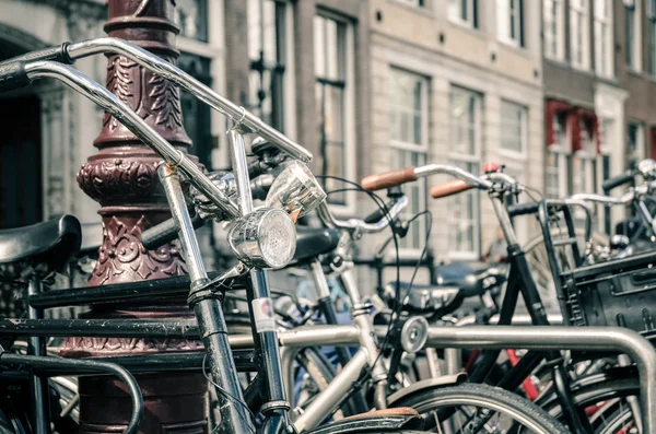 Старинные велосипеды в Амстердаме — стоковое фото