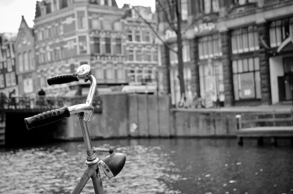 Велосипед в Амстердаме — стоковое фото