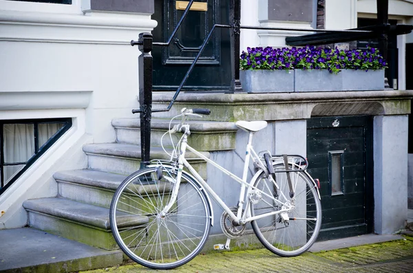 Белый велосипед в Амстердаме — стоковое фото