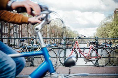 Amsterdam'da bisiklet sürme