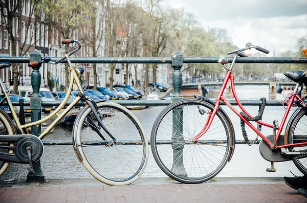 Cyklar i amsterdam Royaltyfria Stockfoton