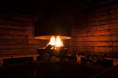 Orman kulübe içinde şömine