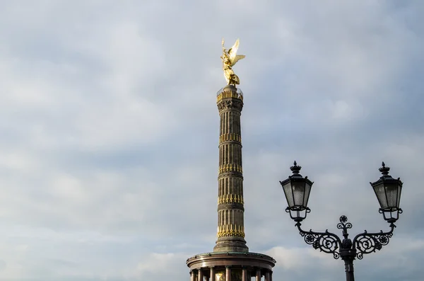 Берлін перемоги стовпця, золота статуя — стокове фото