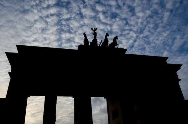 Silueta de la Puerta de Brandenburgo, Pariser Platz, Berlín — Foto de Stock