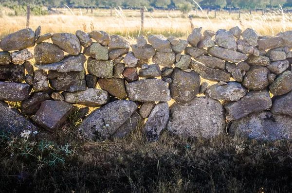 Mirando más allá de los escombros (roca, piedra) cerca — Foto de Stock