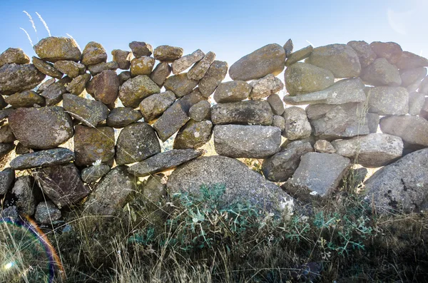 Mirando más allá de los escombros (roca, piedra) cerca — Foto de Stock