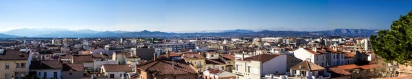 Panoramisch uitzicht op de bergen en Perpignan stad — Stockfoto