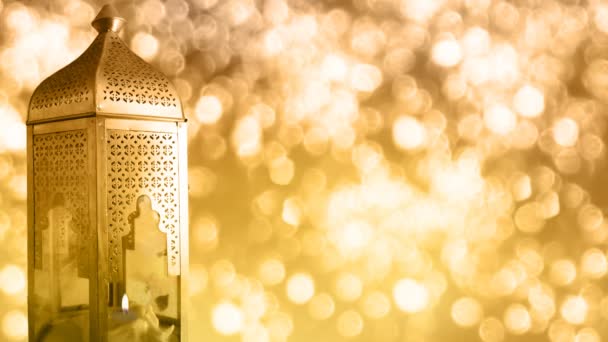 Arabische ornamentale Laterne mit brennender Kerze und glitzerndem Bokeh-Licht Hintergrund, aufklappbarer Ramadan hd Filmmaterial — Stockvideo