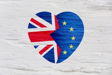 Brexit simgesi. İngiliz bayrağı. AB bayrağı. Kırık kalp, çıkış Avrupa Birliği dışında Büyük Britanya'nın sembolü.