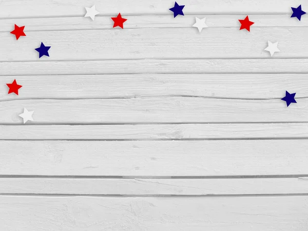 Confettis étoiles sur fond en bois. 4 juillet, fête de l'indépendance, carte, invitation aux couleurs du drapeau américain. Vue du dessus, espace vide . — Photo