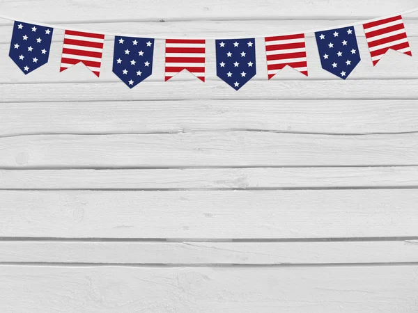 Drapeaux de fête sur fond en bois. 4 juillet, fête de l'indépendance, carte, invitation aux couleurs du drapeau américain. Vue du dessus, espace vide . — Photo