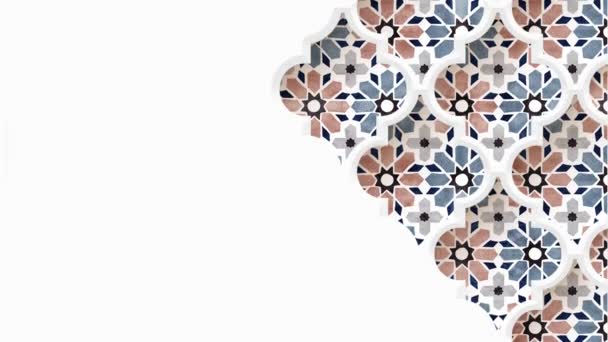 Niebieski, brązowy arabski wzór z geometrycznymi gwiazdami. Arabesque przez białą sylwetkę owiec ozdobnych. Białe tło. Ramadan, Eid ul Adha animacja graficzna, pętla Islamski design. — Wideo stockowe