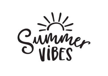 Yaz titreşimleri. Siyah beyaz harflerle yazılmış, güneş silueti resimli bir kart. Vektör eli ilham verici bir alıntı yaptı. El yazısı posteri, gömlek tasarımı. Tatil, sahil ve seyahat konsepti.