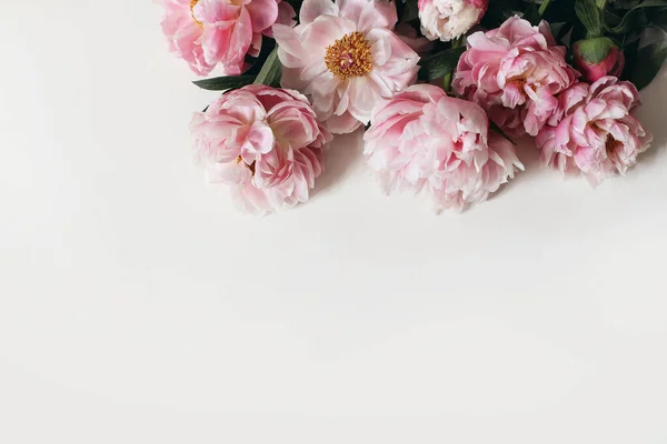 하얀 탁자 위에 따로 떨어져 있는 분홍색 꽃으로 만들어 진 스프링 장식의 꽃 코너. 빈 복사 공간. 평평하고, 맨 위에 보이는 것이죠. 블로그를 위한 사진. 여름 결혼식이나 생일 개념. — 스톡 사진