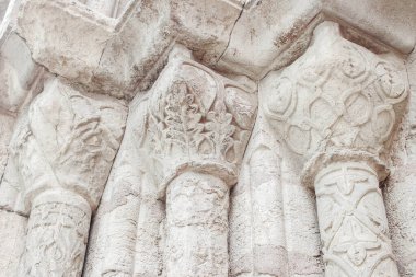 Avrupa 'nın Porugal şehrindeki Coimbra kasabasındaki bir ortaçağ gotik kilise binasının sütunları. Mimari detay, çiçeklerle süslenmiş güzel kumtaşı cephesi.