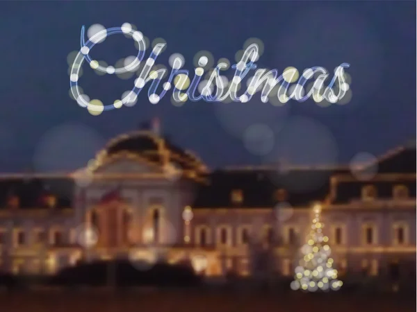 Рождественская открытка с домом, елка украшена блестящими огнями — стоковый вектор