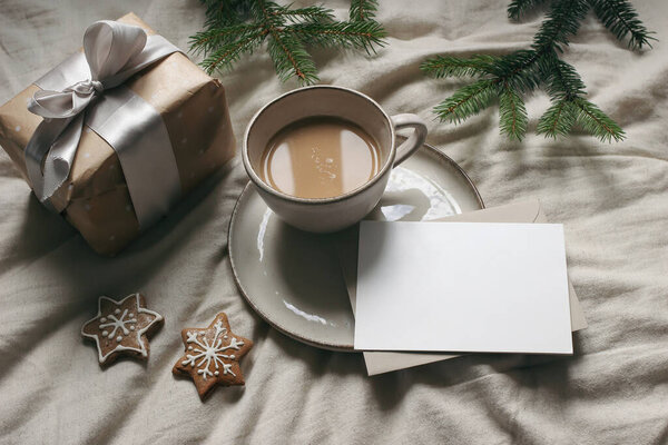 Зимний натюрморт. Чашка кофе, пряничное печенье. Белье скатерть. Подарочная коробка с ленточкой, елка. Рождественская бумага. Незаполненные открытки, макет приглашения, конверт, плоский уголок, верх