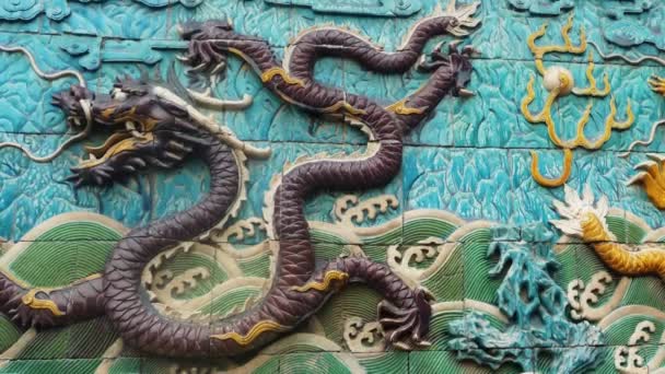 Detalle de la pared decorativa de nueve dragones en la Ciudad Prohibida, Beijing, China, primer plano en cámara lenta — Vídeo de stock