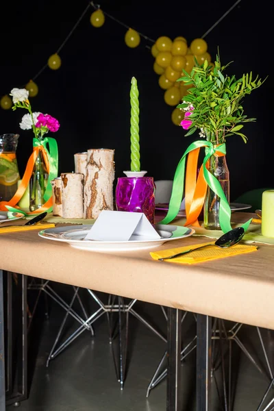 Διακόσμηση πίνακα στο μεξικάνικο στυλ έτοιμο για δείπνο. Όμορφα διακοσμημένα πολύχρωμο πίνακα με λουλούδια, κεριά, πλάκες και πετσέτες για γάμο ή άλλη εκδήλωση στο εστιατόριο. — Φωτογραφία Αρχείου