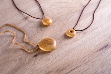 Ahşap ahşap arka plan üzerinde yapılan kolyeler.