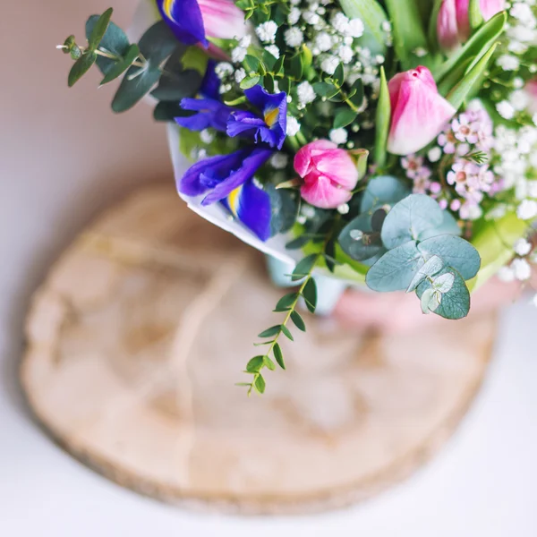 Mãos de florista mostrando buquê de flores da primavera. Foco seletivo . — Fotografia de Stock