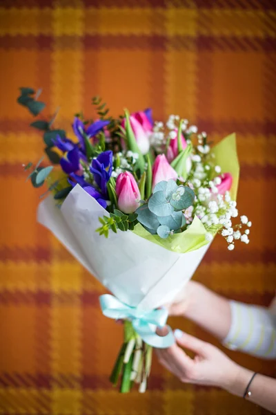 Florist hands showing bouquet of spring flowers. Selective focus. — Stock fotografie