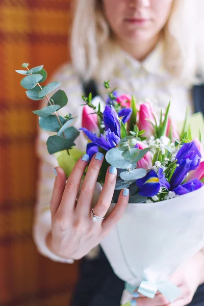 Primer plano de las manos de la novia sosteniendo hermoso ramo de rosas de boda con su anillo de compromiso en su dedo. Enfoque selectivo . — Foto de Stock