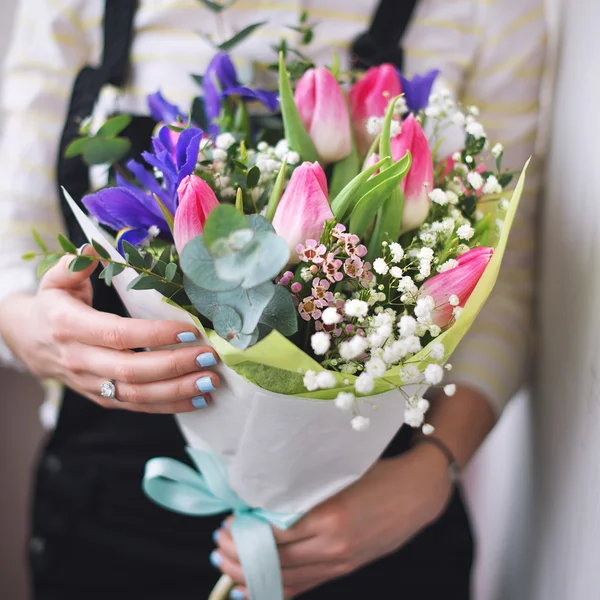 Florist hands showing bouquet of spring flowers. Selective focus. — Stock Fotó
