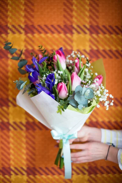 Цветочные руки, показывающие букет весенних цветов. Селективный фокус . — стоковое фото