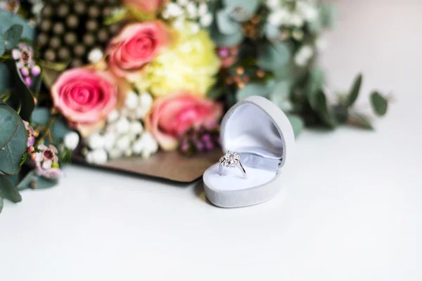 Anillo de compromiso en la caja sobre fondo de flores borrosas . —  Fotos de Stock