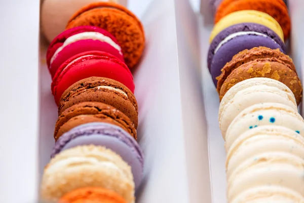 Macarons colorés français traditionnels en rangées dans une boîte. Profondeur de champ extrêmement faible avec mise au point sélective . — Photo