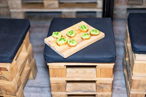 Bandeja de madera de aperitivos en la mesa de centro de la plataforma en el banquete. —  Fotos de Stock