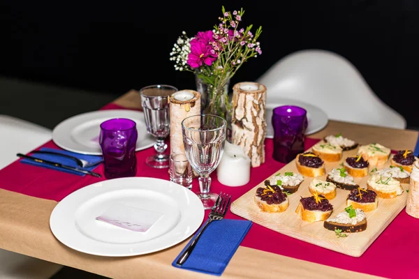 Mesa decorada lista para la cena. Mesa bellamente decorada con flores, velas, platos y servilletas para bodas u otro evento en el restaurante . —  Fotos de Stock