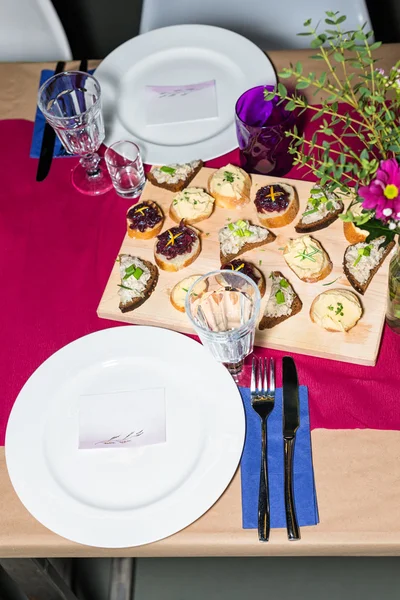 Mesa decorada lista para la cena. Mesa bellamente decorada con flores, velas, platos y servilletas para bodas u otro evento en el restaurante . —  Fotos de Stock