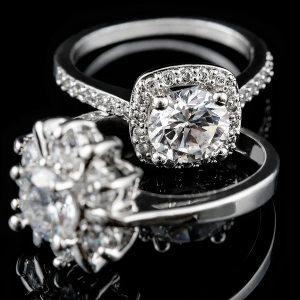 Jóias de luxo. Ouro branco ou prata anéis de noivado com diamantes closeup. Foco seletivo . — Fotografia de Stock