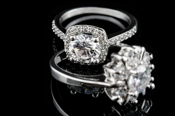 Joyas de lujo. Anillos de compromiso en oro blanco o plata con diamantes en primer plano. Enfoque selectivo . —  Fotos de Stock