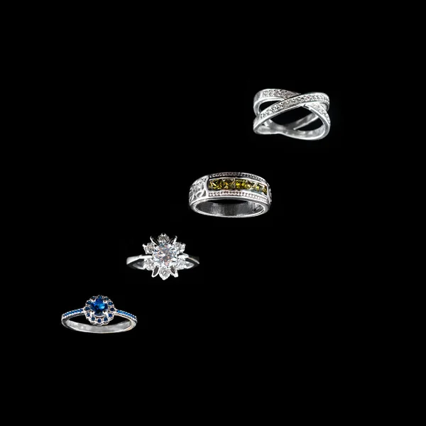 Colección de anillos con gemas de colores sobre fondo negro . —  Fotos de Stock