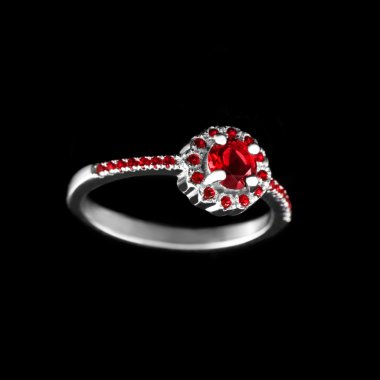 Lüks mücevher. Beyaz altın veya gümüş nişan yüzüğü siyah arka plan üzerinde renkli değerli taş closeup ile. Seçici odak.