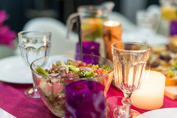 Mesa decorada pronta para o jantar. Mesa lindamente decorada com flores, velas, pratos e guardanapos para casamento ou outro evento no restaurante . — Fotografia de Stock